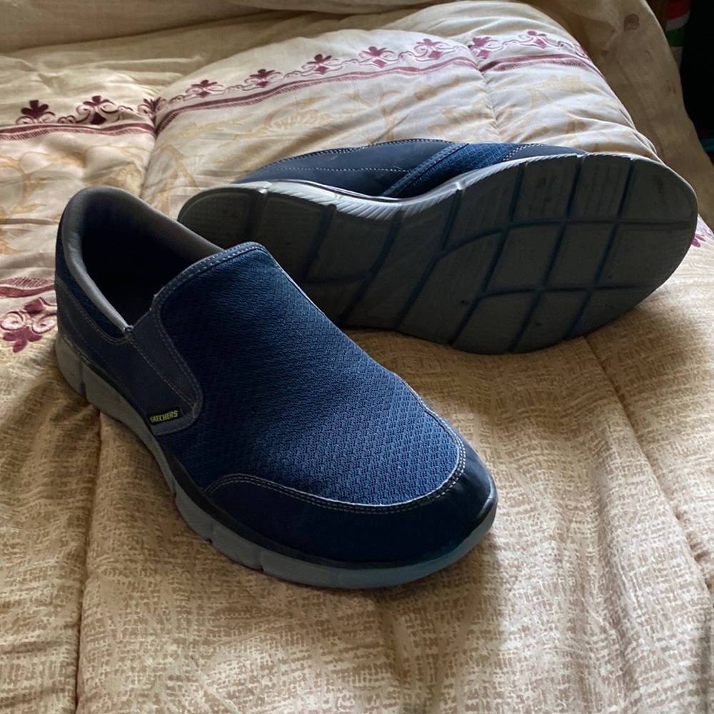 Nice very lightweight navy men’s size 10 (43 EUR) Sketchers slip on sneakers